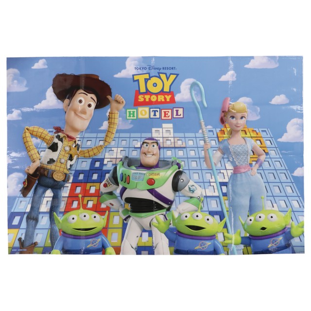 レジャーシート 750円|サイズ:(レジャーシート)縦約60×横約90cm、(収納バッグ)縦約25×横約20cm、収納バッグ付き|販売店舗:東京ディズニーリゾート・トイ・ストーリーホテル内ディズニーショップ「ギフト・プラネット」