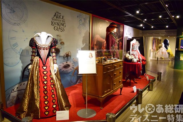 「アリス・イン・ワンダーランド」のコスチューム