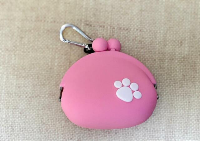 【ぽちのPOCHI シリコンがまぐち】サイズは横9.5×縦8.5×厚み4.5cm。おやつがたっぷり入ります