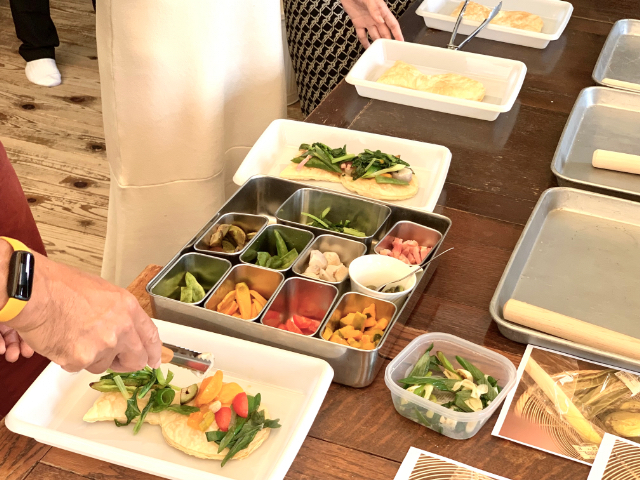 好きな具をピザに入れる