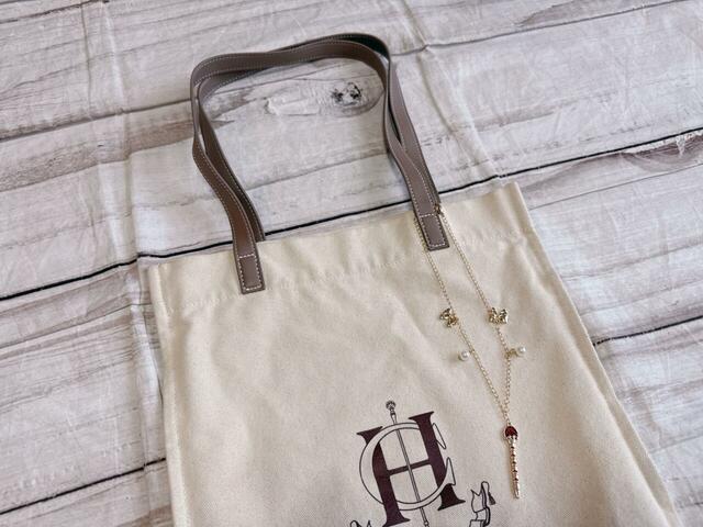 バッグを持つとゆらゆら揺れてかわいいです！