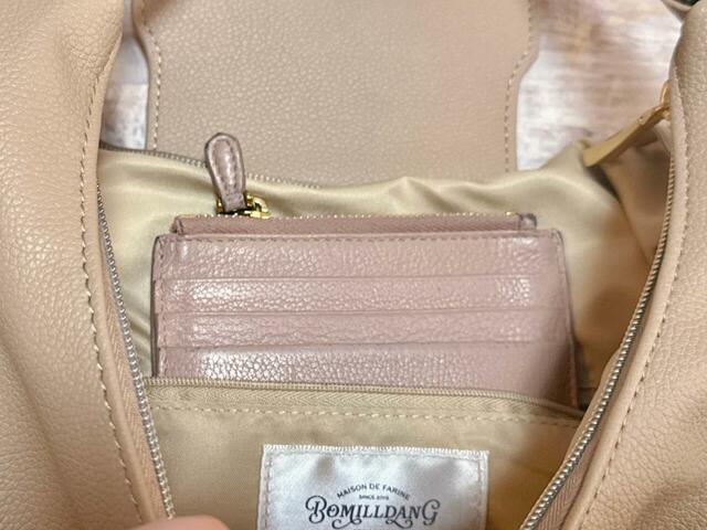 ファスナーポケットにはフラグメントケースを収納