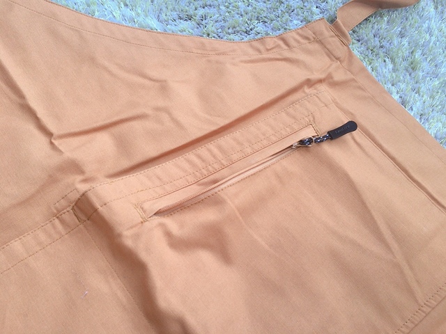 【ワークマン 耐久撥水リップストップエプロン】貴重品を入れられるファスナー付きポケット