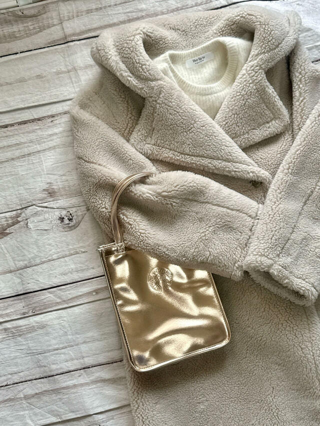 厚手のボアコートに合わせても腕にかけて持てます