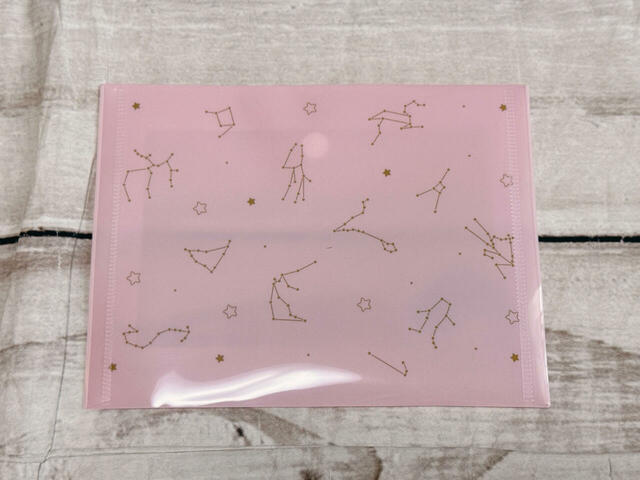 背面は星座柄。細部まで凝ったデザインがGood！
