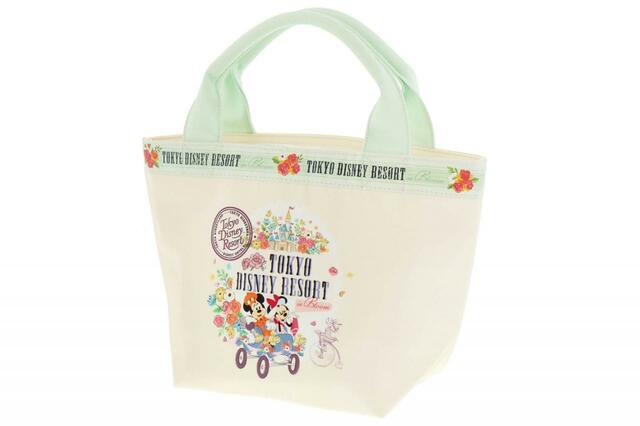 ランチバッグ 2,500円|東京ディズニーリゾート「花咲き誇るパークを満喫するミッキーたちが描かれたグッズ」|販売店舗:東京ディズニーランド「ホームストア」、東京ディズニーシー「ヴィラ・ドナルド・ホームショップ」|発売日:2024年4月25日(木)