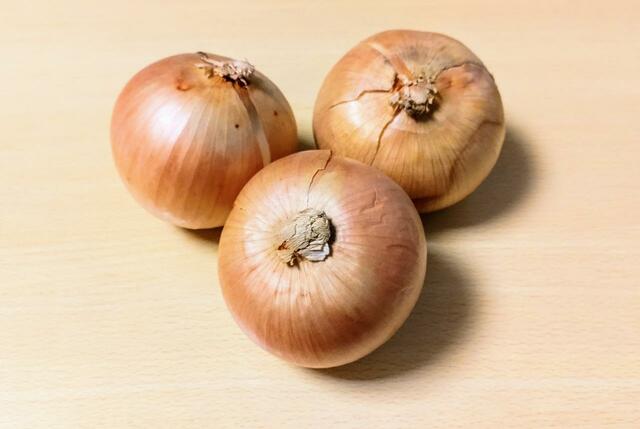 【ミツセ　北海道産 たまねぎ　3kg　1080円】個々のサイズにバラつきはあるものの、全体的に大きめ