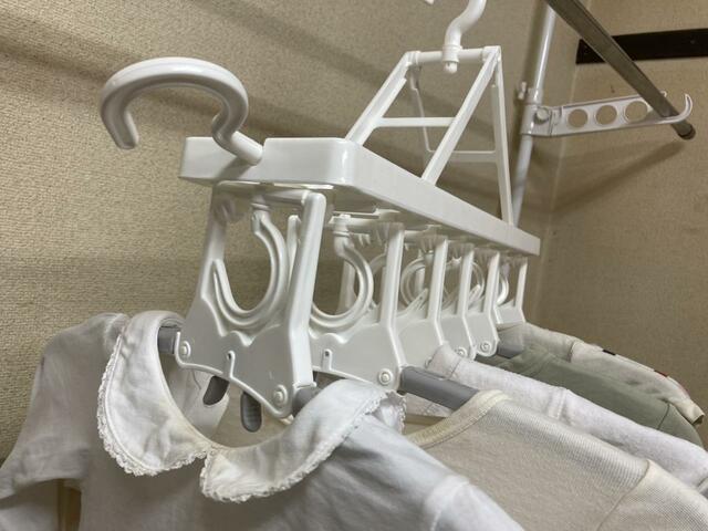 【カインズ ワンタッチ7連スライドハンガー ホワイト】7着同時に干すことができます