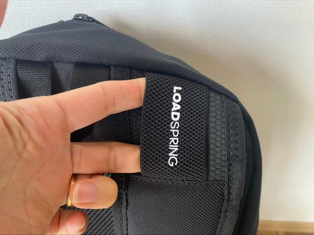 【adidas チーム バックパック 35 L】ショルダーベルトに内蔵されたLoadspring機能。バネのような弾力性が歩行時の衝撃を吸収し、荷物が重くても肩への食い込みを抑えてくれます