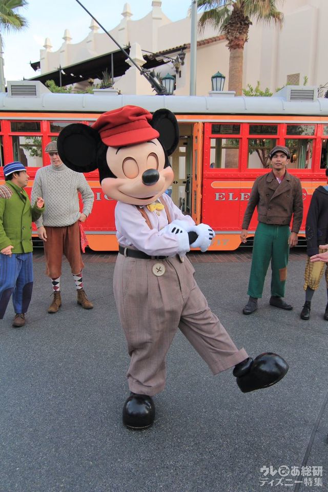 アナハイム「レッドカー・トロリー・ニュース・ボーイズ」に出演しているトーキングミッキー