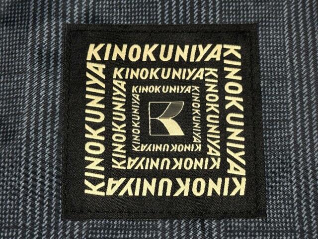 前面上部に紀ノ国屋のロゴの織りタグつき！