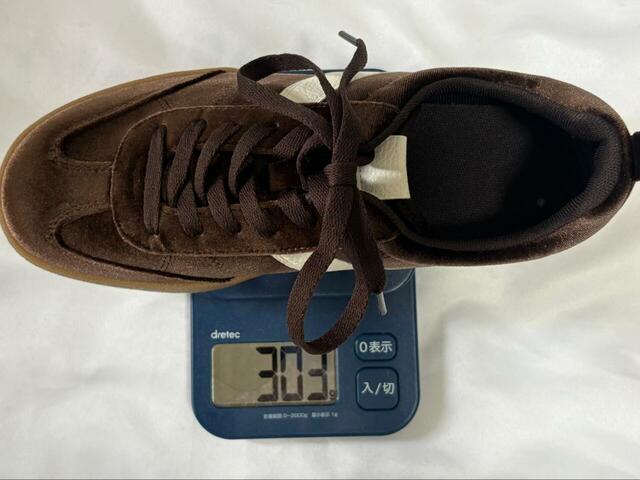 【GU ベロアスニーカー】重さは約303g（Lサイズ・片足）。実際に履いて歩いてみても軽やかです！