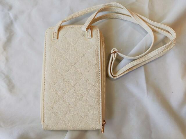 裏面はシンプルな無地