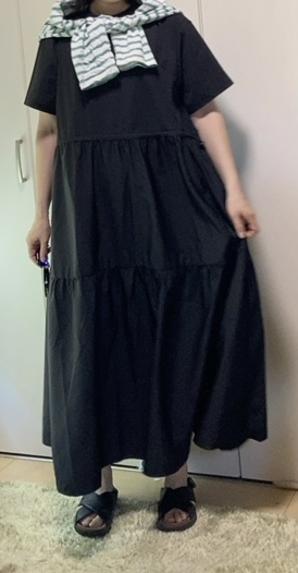 【ワークマン レディースニュートラルフレアワンピース】ボーダーのトップスを肩掛けすれば、程よく抜け感のあるアクティブな休日コーデに！