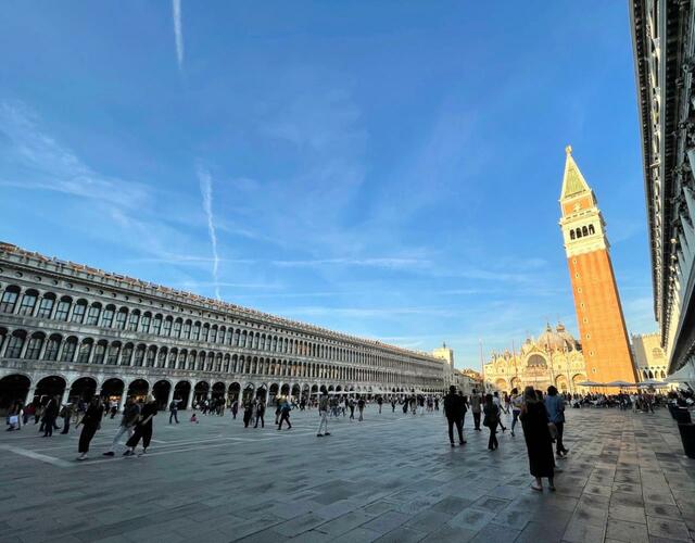ベネチアの中心部、サン・マルコ広場とそれを取り囲むドゥカーレ宮殿、鐘楼、コッレール博物館。あまりの広さに驚くばかり 