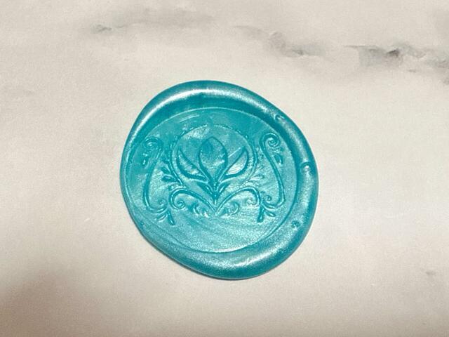 冷めて固まったら、シリコンマットからシーリングスタンプを離して完成！