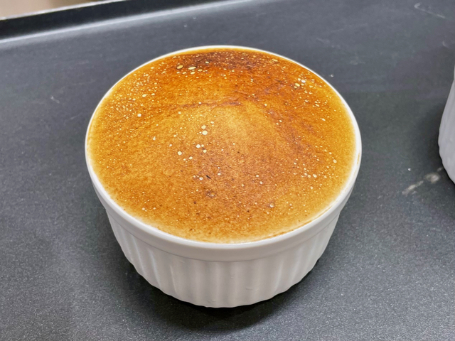 【常乃菓舎】メレンゲの表面がこの程度の色になるまでしっかり炙ります