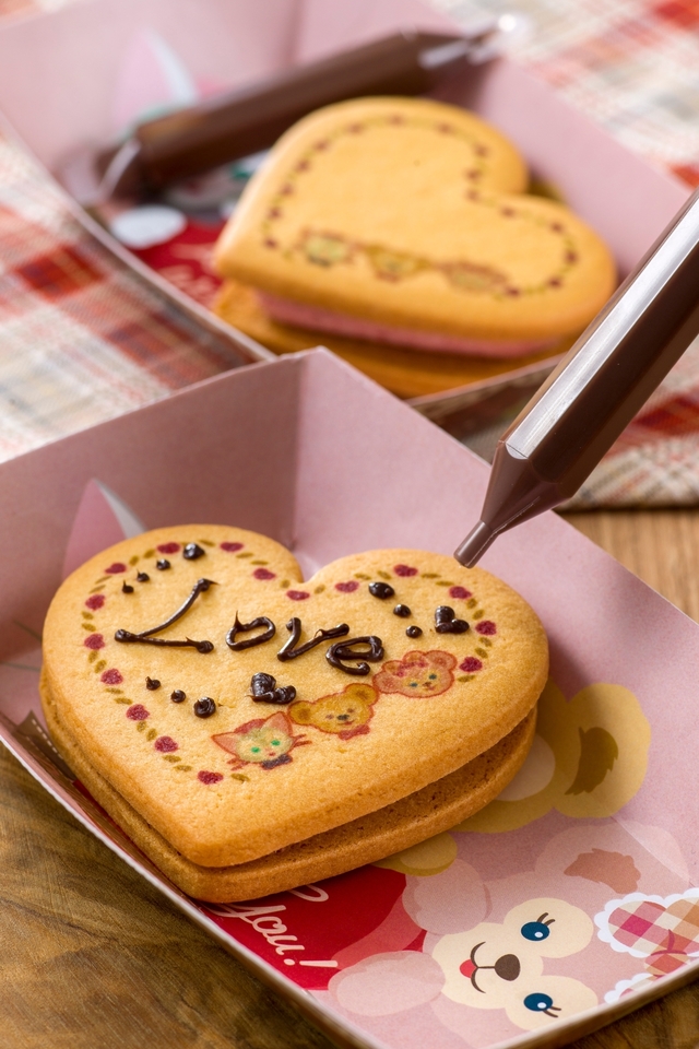 ハートクッキー（ラズベリー＆バニラクリーム）1個 ¥380【販売店舗】ケープコッド・コンフェクション、ハドソンリバー・ハーベスト、リバティ・ランディング・ダイナー｜東京ディズニーシー「スウィート・ダッフィー」スペシャルメニュー（2017年）