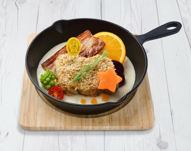 「コックカワサキの香ばしチキン＆ベーコン ～クリームソース添え～」＜価格：1,848円(税込)＞【「カービィカフェ」にミルクやチーズを使ったHOTメニューが登場！冬限定グッズも見逃せないかわいさ♪】　　