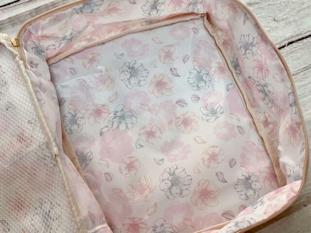 まるでお花の香りに包まれている気分を味わえそうな華やかな花柄の裏地もうれしい！