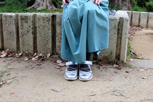 【GLOBAL WORK エアかるクッションコードスニーカー】ワンピースやスカートと合わせるとエレガントな雰囲気に。いろんなコーデで外出するのが楽しくなるスニーカーです◎