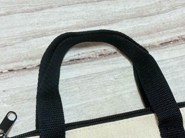 持ち手は短め。腕にかけて持てる長さです