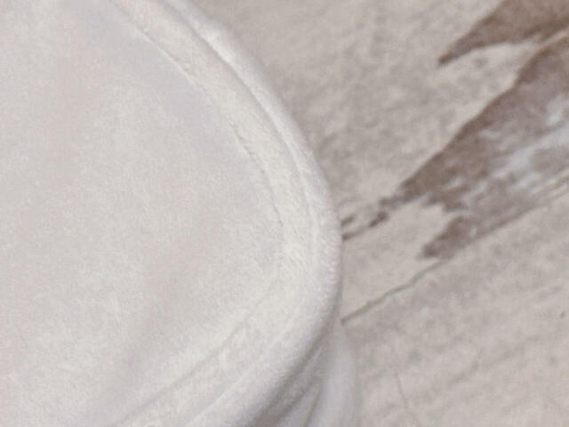 素材はポリエステル。毛足の短いファー調の生地