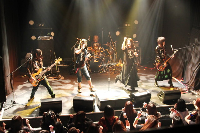 マイナス人生オーケストラ＆TЯicKYバンド。TЯicKYさんはなんと白塗りで登場！