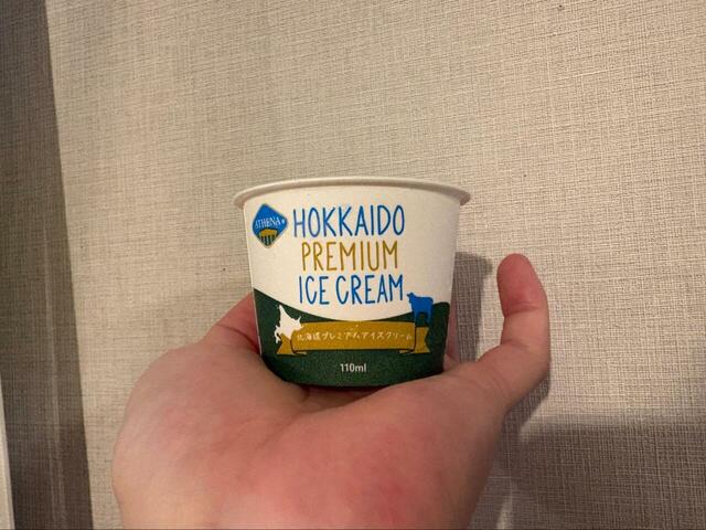 【コストコ ATHENA北海道プレミアムアイスクリーム】カップを手に持つと、HOKKAIDO PREMIUM ICE CREAMの文字が目を引きます◎