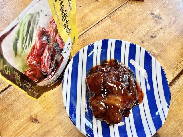 【セブン-イレブン 金のシリーズ 金の黒酢酢豚】照りのいい黒酢餡もポイントです