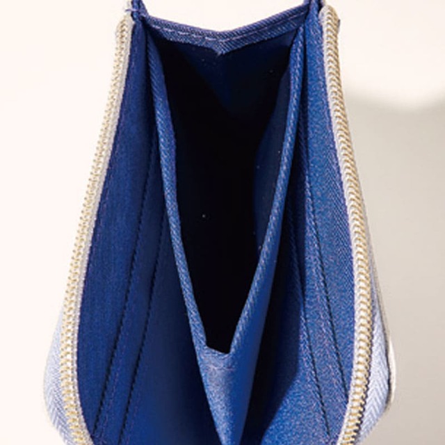 【『moz 整理上手な牛革コンパクト財布BOOK sky blue』（宝島社）】イヴルルドさんが起業時に使っていた財布もこの組み合わせだったそう！