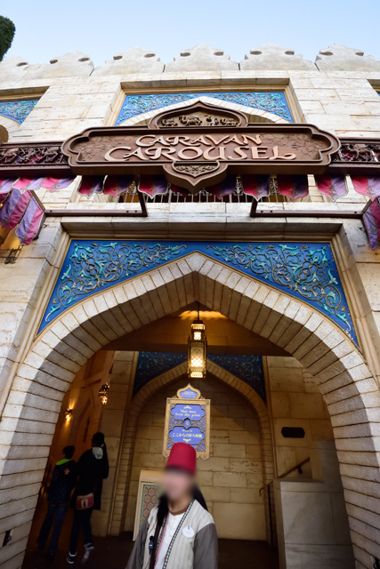 [16時52分]「キャラバンカルーセル」5分待ち ©Disney