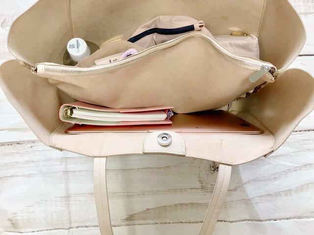 バック側のスペースにはMacBook Airと手帳を収納