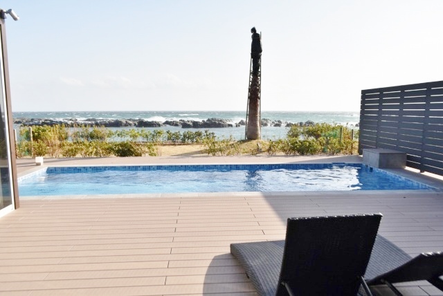 ビーチベッドに横になって、非日常を満喫