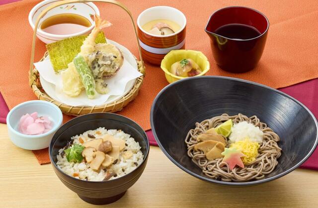「松茸ご飯と松茸すだちおろしそば膳」＜価格：1,868円（税込）→1,648円（税込）＞【和食さとの「黒毛和牛の牛すきうどん鍋定食」が今だけ330円OFF！秋の味覚もお得価格で楽しめる「さとの秋祭り」開催中！】