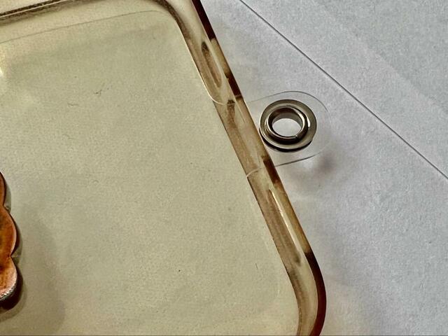 【ダイソー スマホショルダーストラップ ダスティブルー】透明シートに傷などがないか定期的に確認