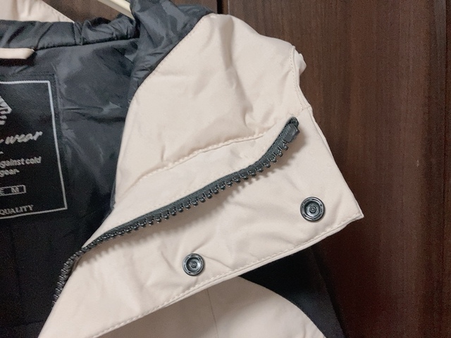 【ワークマン DIALIGHT(ディアライト)ウォームジャケット】首元のボタンを留めれば冷気が入るのを防げます