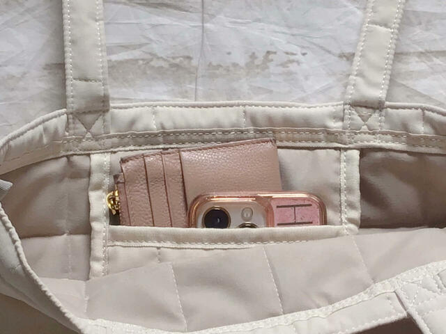 ポケットはスマホやフラグメントケースを入れるのにぴったり