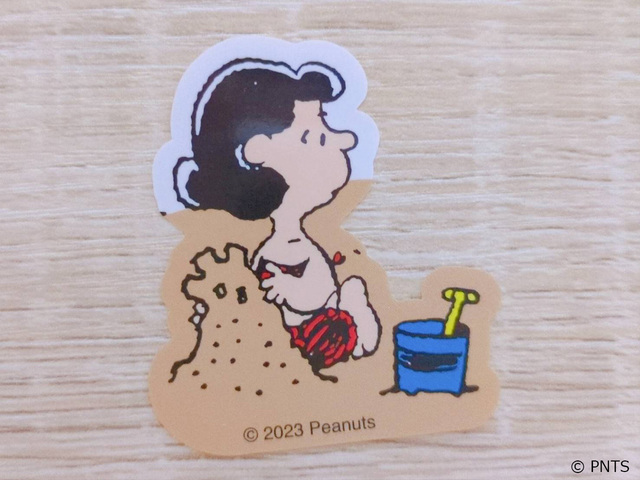 【ジョイフル×スヌーピー ステッカー5枚セット「SEA（あお）」】砂浜で遊ぶルーシー