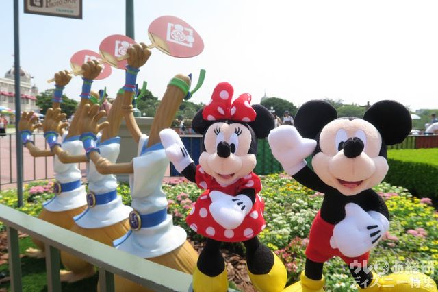 ほうきと一緒に夏踊りしているふたり。複雑なポーズがとれるのも「お出かけポージープラッシー」ならでは。