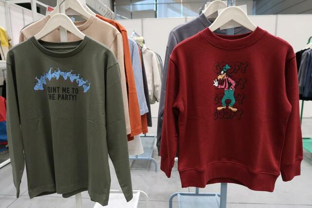 左:Disney長袖クルーネックTシャツKids　右:Disney裏毛スウェットKids