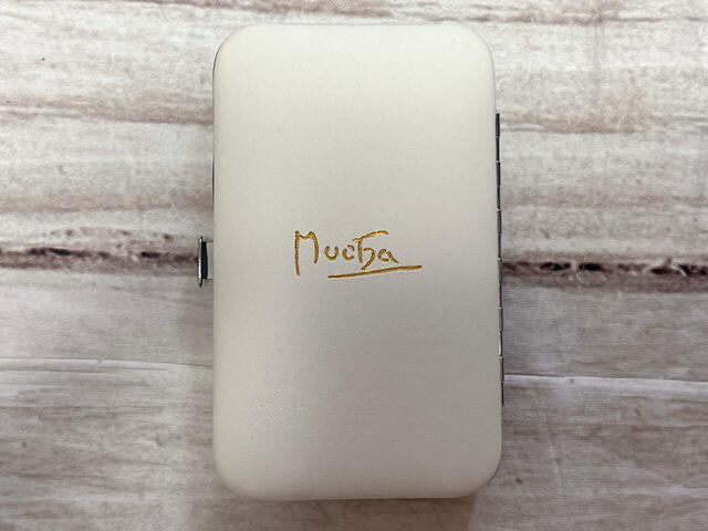 バックにはなんとミュシャのサインがデザインされています！