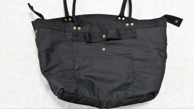 【ニトリ マルチポケットトートバッグ 】裏返しビュー。片側には裏地で小ポケットが1つ
