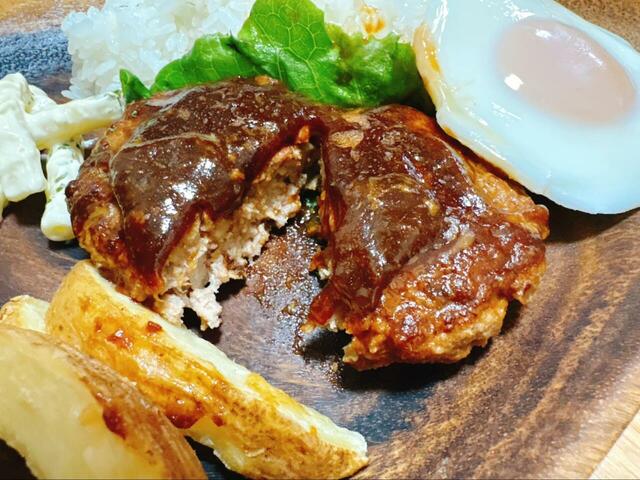 【サミット 肉の旨み溢れる濃厚デミグラスハンバーグ弁当】お肉の旨みがギュッと詰まっていて、デミグラスソースとご飯の相性も最高です