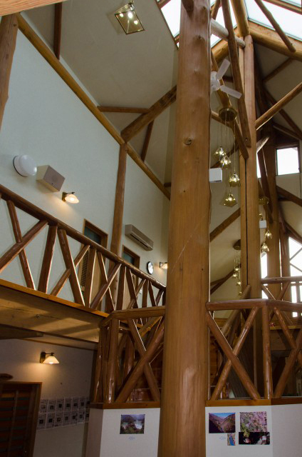 「ウッドハウスおろくぼ」内の様子。天井が高く、開放的