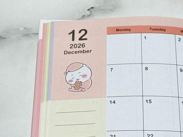 クリスマスプレゼントを楽しみに眠るちいかわの姿でしょうか？パジャマ姿がキュート！