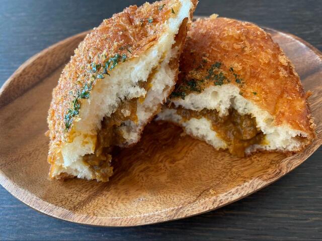 【ヤオコー 自社製 辛口カレーパン】溢れそうなほどカレーがたっぷり