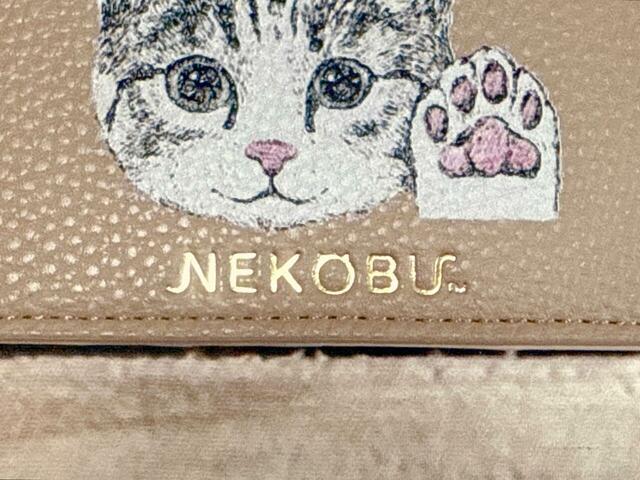 お顔の下には「NEKOBU」のロゴがゴールドで箔押しされています♪