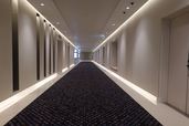 左右対称のシンプルな廊下。キューブリック監督作を彷彿させる美しいデザイン