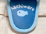 足裏に触れる部分は、甲部分より少し濃いブルー。「hachiware」のロゴとお魚のイラストがプリントされています